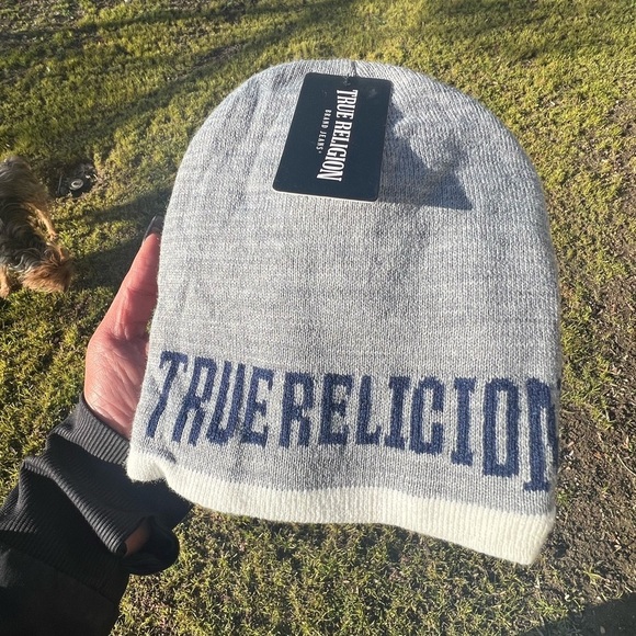 TRUE RELIGION gray and white beanie and gloves set , NWT - Picture 2 of 8
